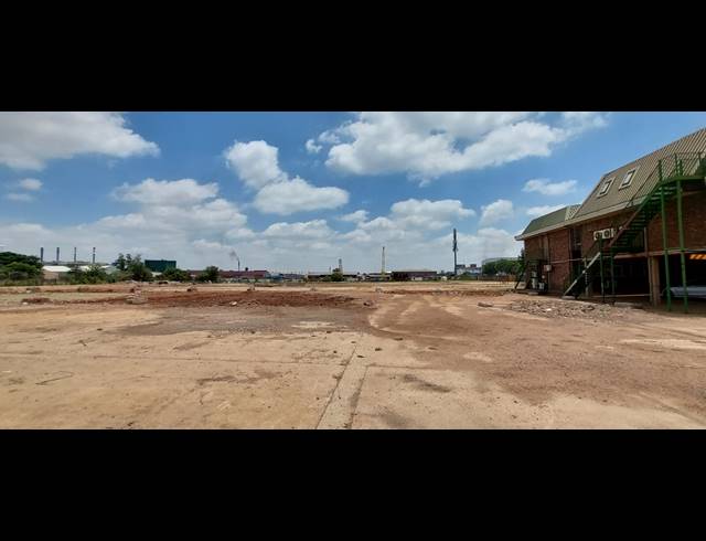 1,000M² WAREHOUSE FOR SALE IN CLAYVILLE